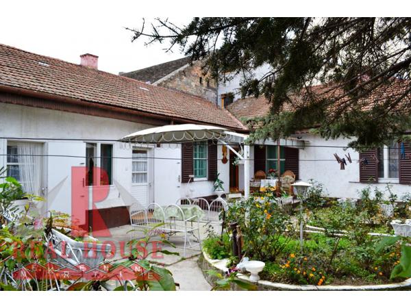 Novi Sad, strogi centar, prodaja, uknjižena kuća sa lepim dvorištem